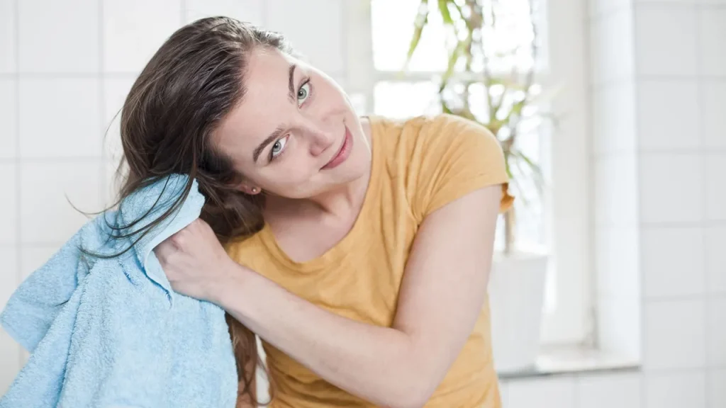بستن مو با حوله و خشک کردن آنها