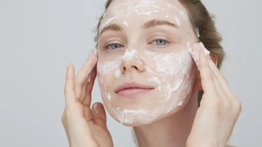 پاکسازی پوست با محصولات شوینده و پاک کننده